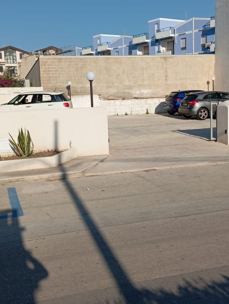 La Struttura e il parcheggio privato esterno